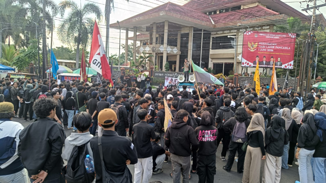 Ratusan mahasiswa Jember demo di depan Kantor DPRD (Foto: Sugianto/jatimnow.com)