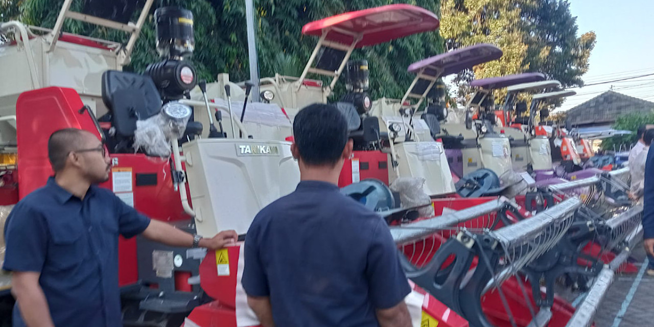 Bantuan alat pertanian tiba di Jember. (Foto: Sugianto/jatimnow.com)