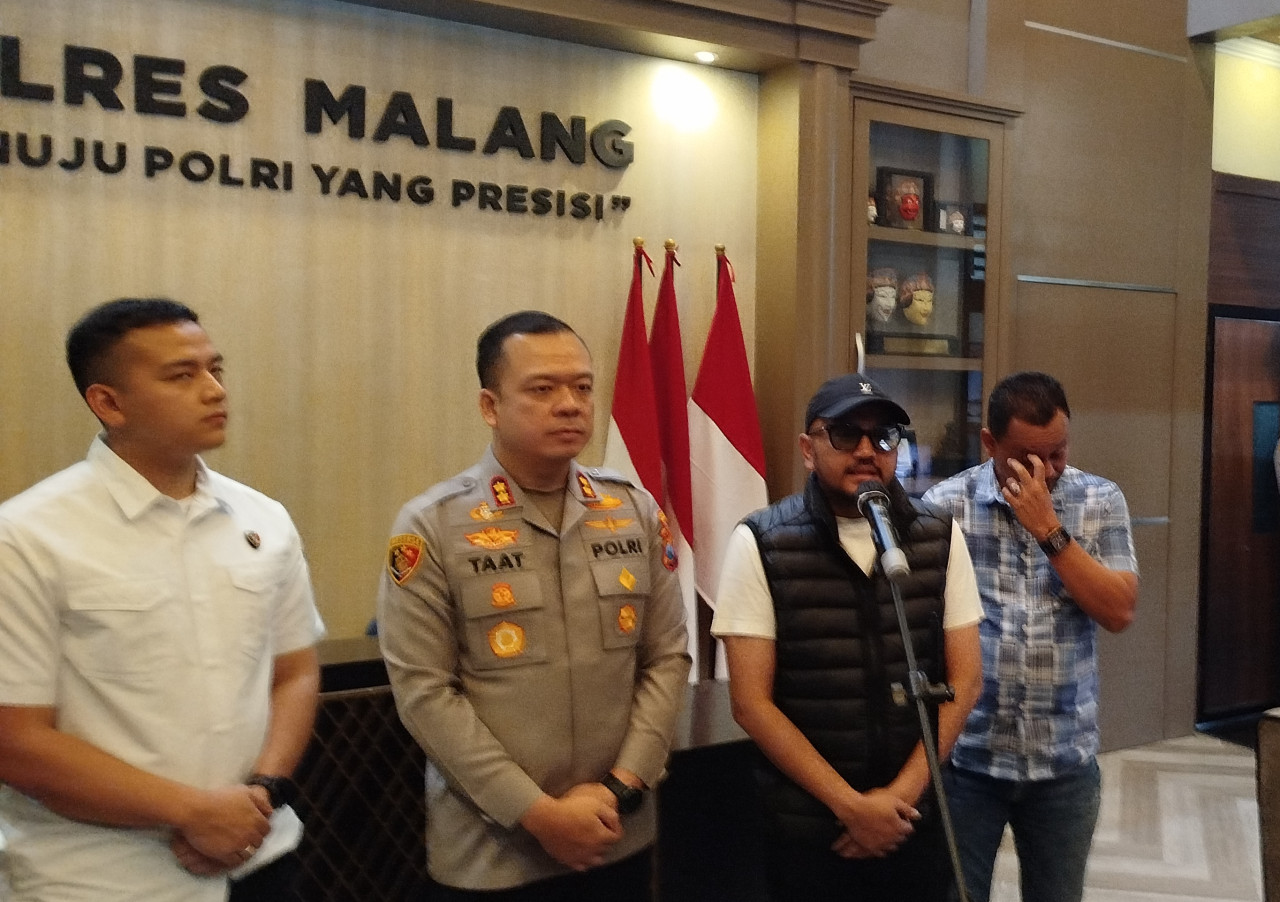 Ali Rifki Koordinator Presidium Aremania Utas saat memberikan keterangan di Mapolres Malang. (Foro: Aris/jatimnow.com)