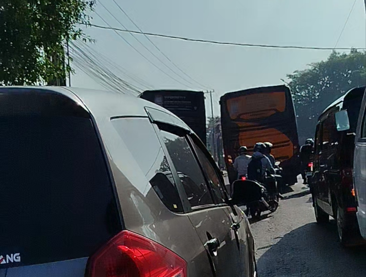 Antrean kendaraan di sejumlah SPBU membeli solar dan Pertalite di Malang raya. (Foto: Aris/jatimnow.com)