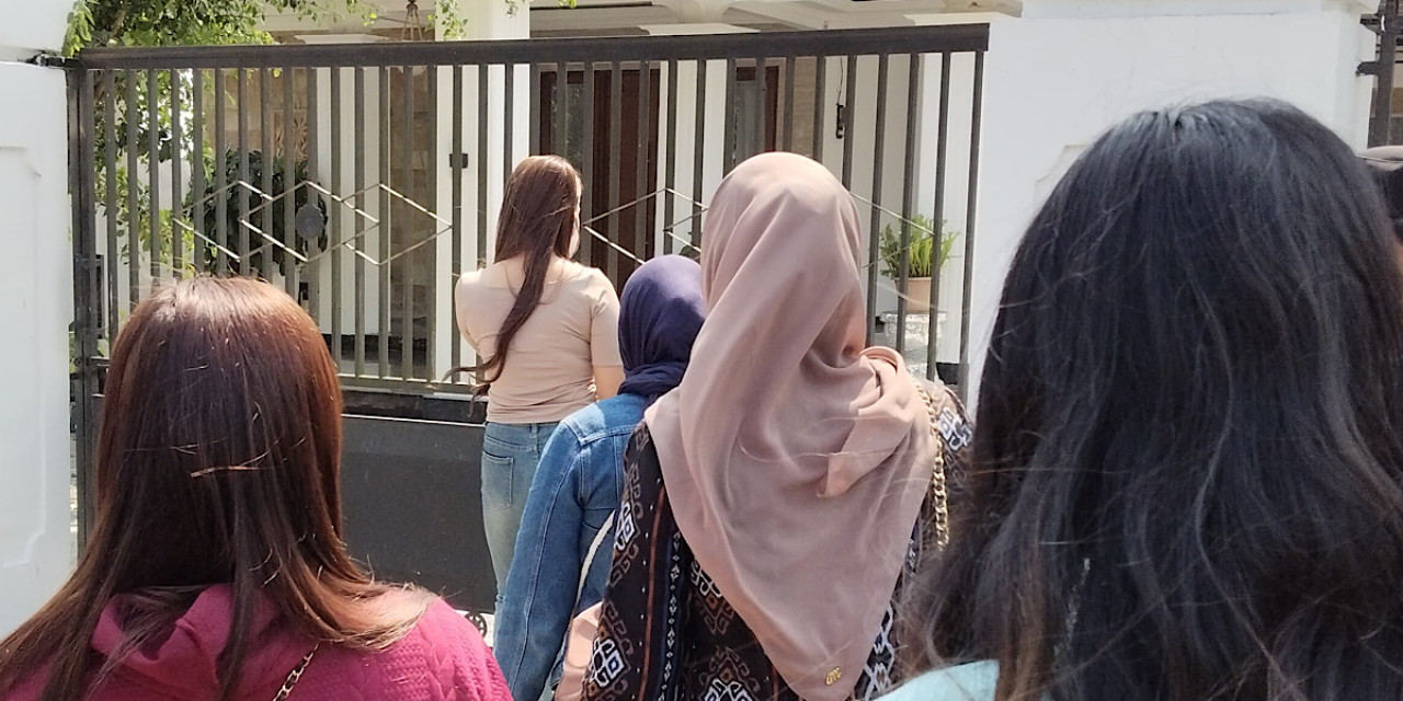 Para korban menggeruduk rumah terduga pelaku arisan dan investasi bodong. (Istimewa)