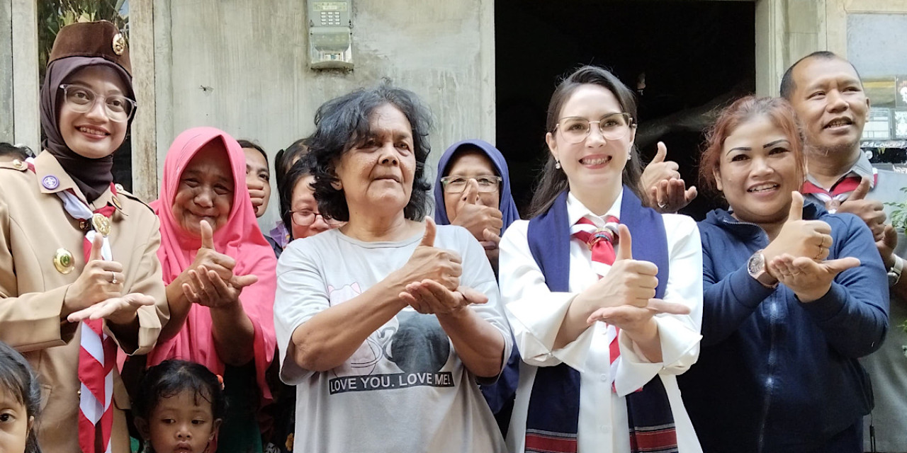 Wakil Ketua I Bidang Pembinaan Anggota Muda Kwarda Jawa Timur, Arumi Bachsin saat meninjau salah satu sasaran RTLH di Kota Kediri. (Foto: Pemkot Kediri/jatimnow.com)