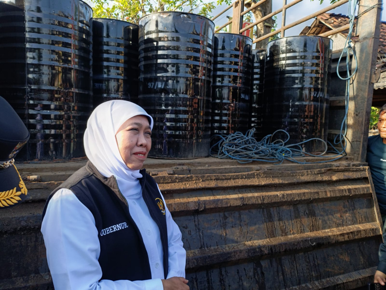 Gubernur Jawa Timur, Khofifah Indar Parawansa saat memberikan bantuan aspal ke Tulungagung. (Foto: Bramanta/jatimnow.com)