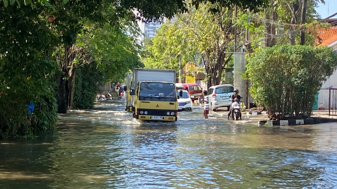 Kondisi banjir di Jalan Raya Tenggilis Mejoyo. (Foto: Fatkur Rizky/jatimnow.com)