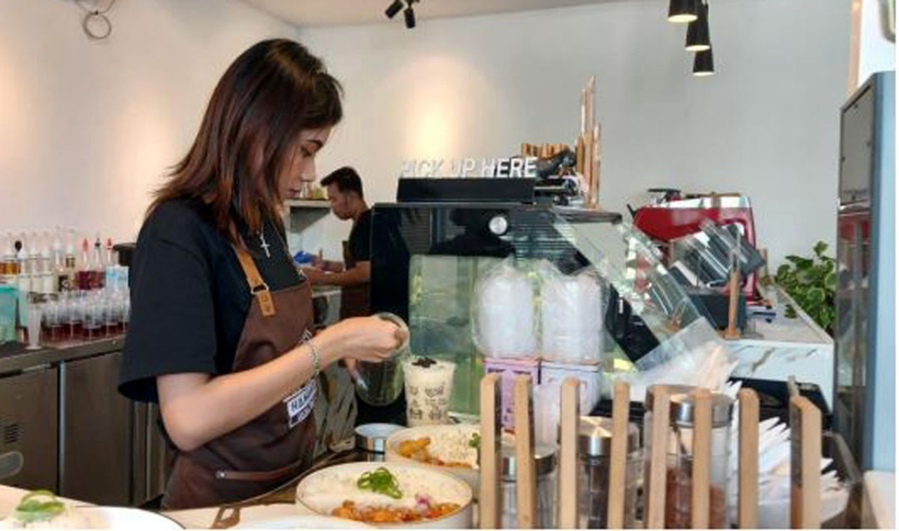 Barista Hanaka Social Space, Joe, menyeduh kopi pesanan pelanggan. (Foto: Kaliza Nurfadila for jatimnow.com)