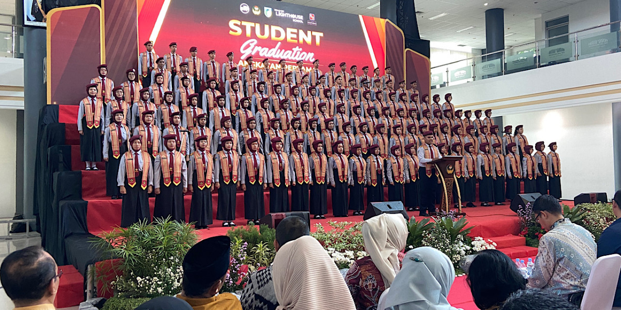 Graduation angkatan pertama SMA Dharma Wanita 1 Pare Boarding School. (Foto: Yanuar Dedy/jatimnow.com)