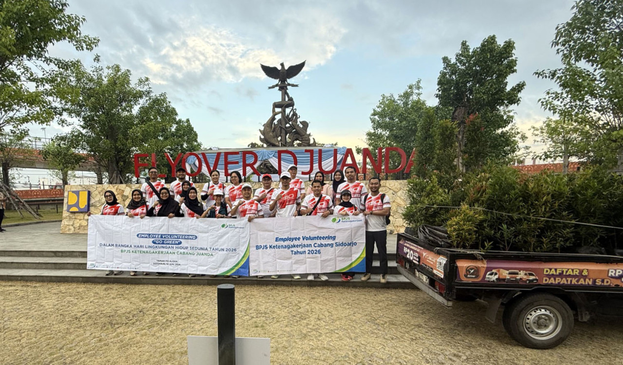 BPJS Ketenagakerjaan Sidoarjo bersama Pemkab Sidoarjo menanam pucuk merah di Fly Over Djuanda untuk mendukung penghijauan dan lingkungan berkelanjutan. (Foto: Ali Masduki/jatimnow.com)