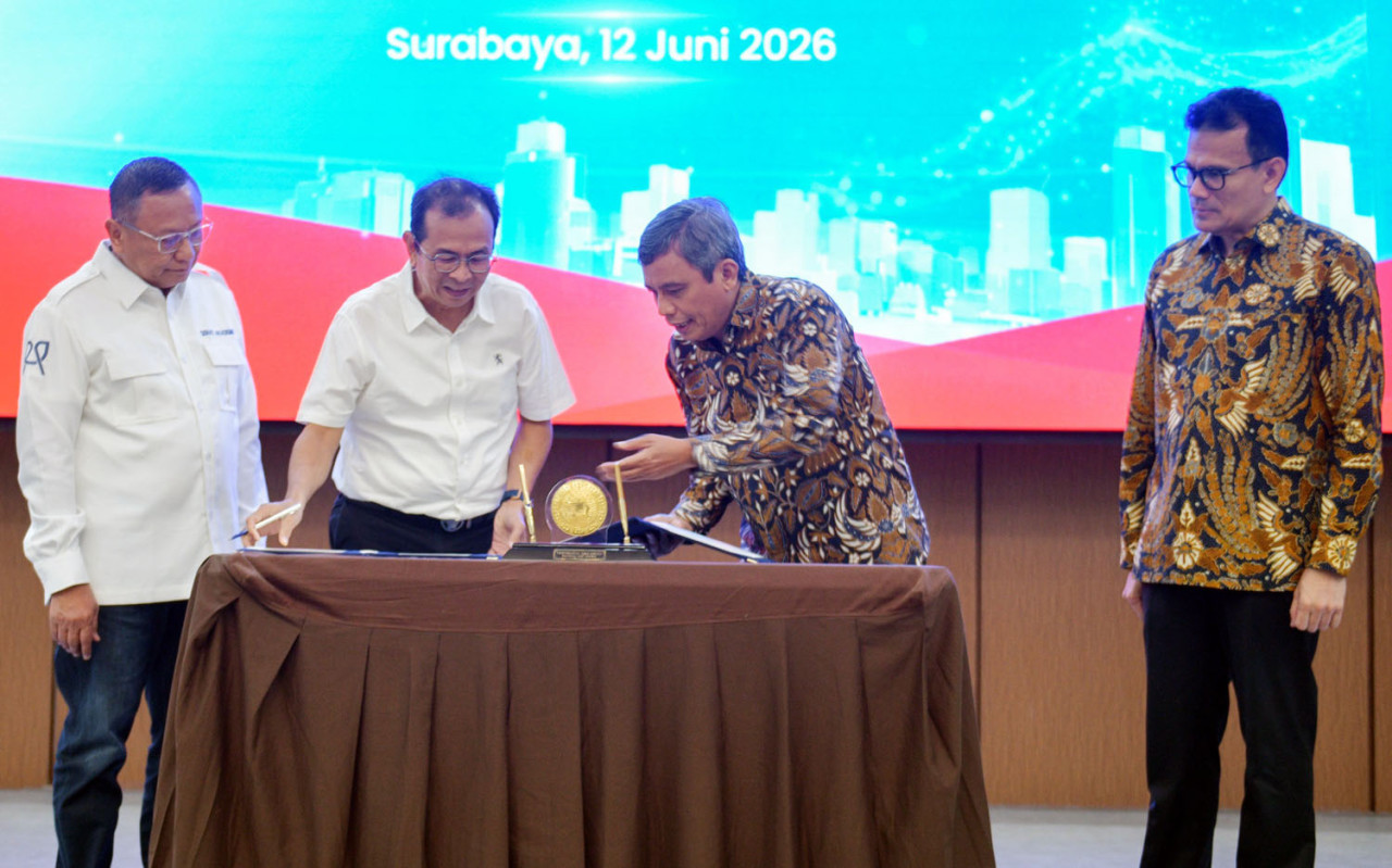 Direktur Utama BTN Nixon LP Napitupulu bersama Rektor UNAIR Prof. Muhammad Madyan menandatangani nota kesepahaman (MoU) kerja sama strategis di Surabaya, Kamis (12/6/2026). (Foto: Ali Masduki/jatimnow.com)