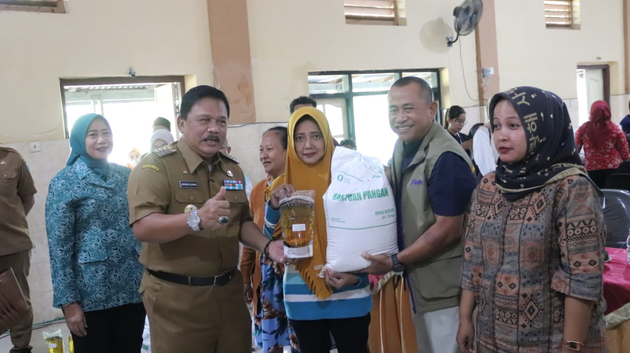 1.104 Warga Begadung Nganjuk Terima Bantuan Pangan, Bulog Pastikan Kualitasnya