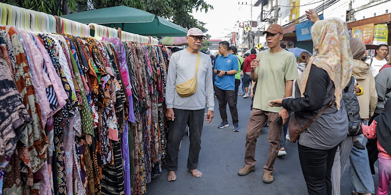 Tim gabungan melakukan sosialisasi kepada para pedagang CFD. (Foto: Pemkot Kediri/jatimnow.com)