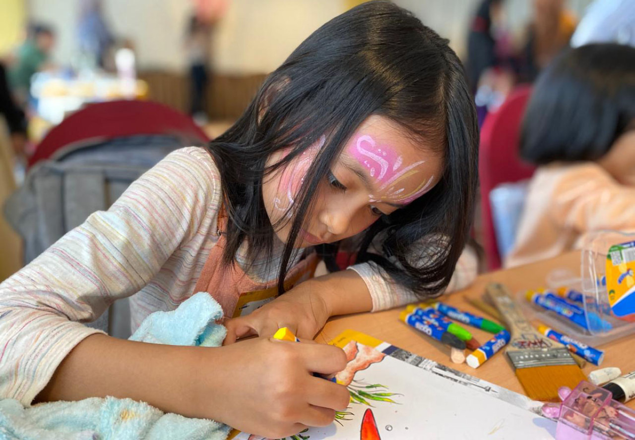 Crown Prince Hotel Surabaya menghadirkan program Fun Holiday. Anak-anak bisa menumpahkan imajinasi lewat goresan warna di atas kertas. (Foto: Crown Prince Hotel for jatimnow.com)