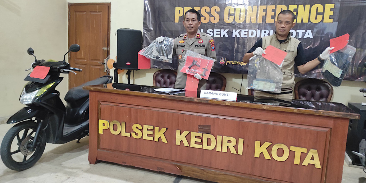 Kapolsek Kediri Kota, Kompol Bowo Wicaksono, menunjukkan barang bukti curian. (Foto: Polsek Kediri Kota/jatimnow.com)