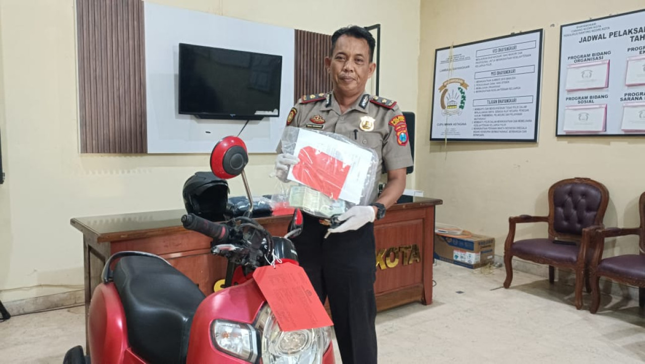 Kapolsek Kediri Kota Kompol Bowo Wicaksono menunjukkan barang bukti curanmor. (Foto: Polsek Kediri Kota/jatimnow.com)