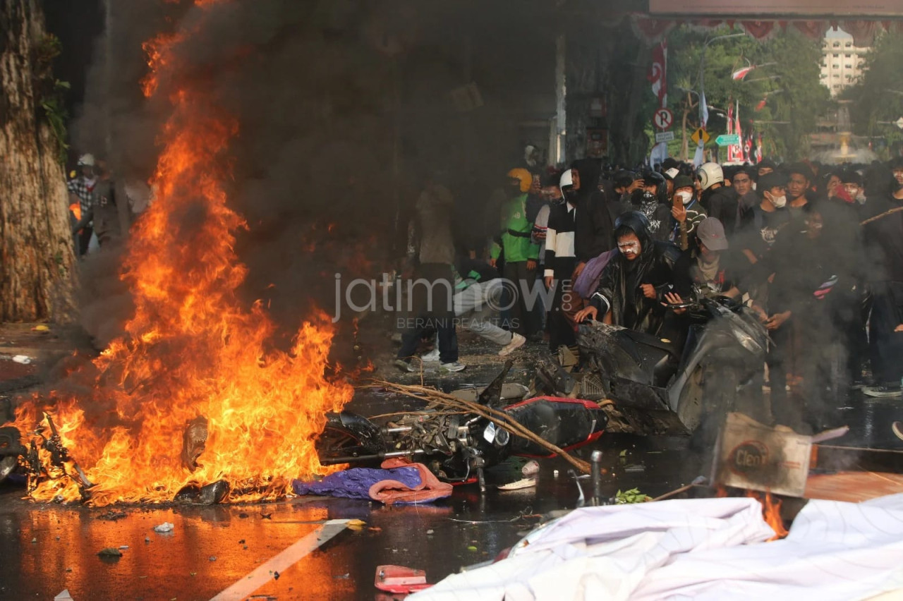 Aksi mahasiswa dan masyarakat sipil di depan Gedung Grahadi Surabaya (ilustrasi/dok.jatimnow.com)
