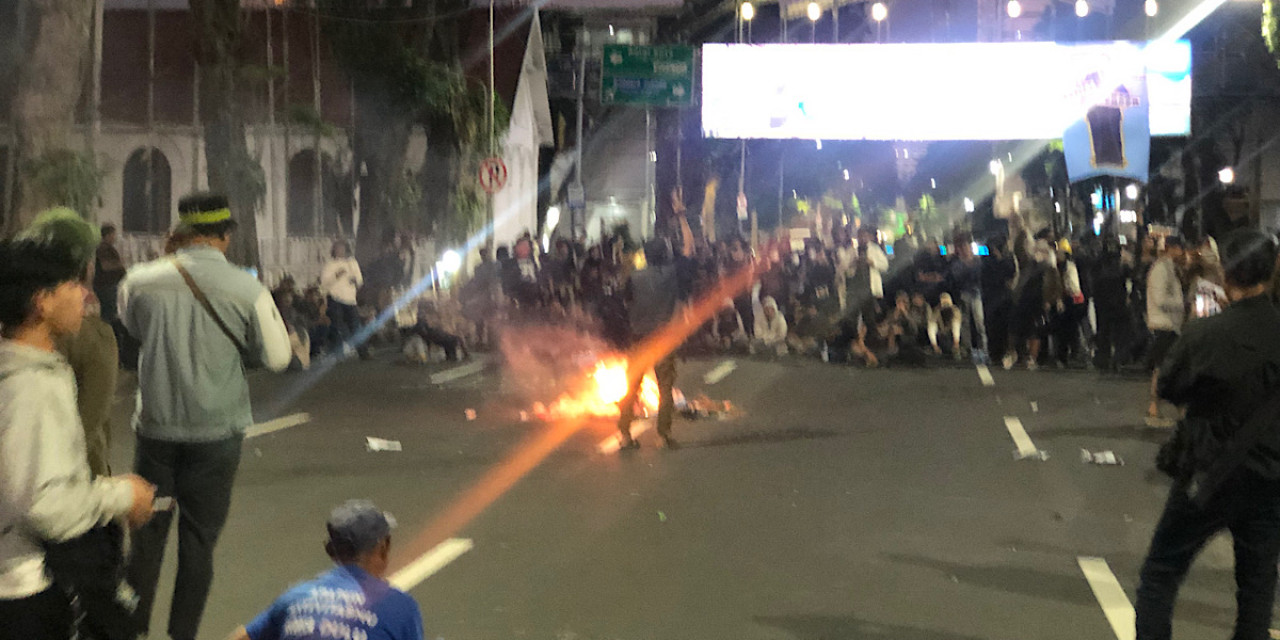 Suasana aksi di depan Gedung Negara Grahadi Surabaya. (Foto: Fatkur Rizky/jatimnow.com)