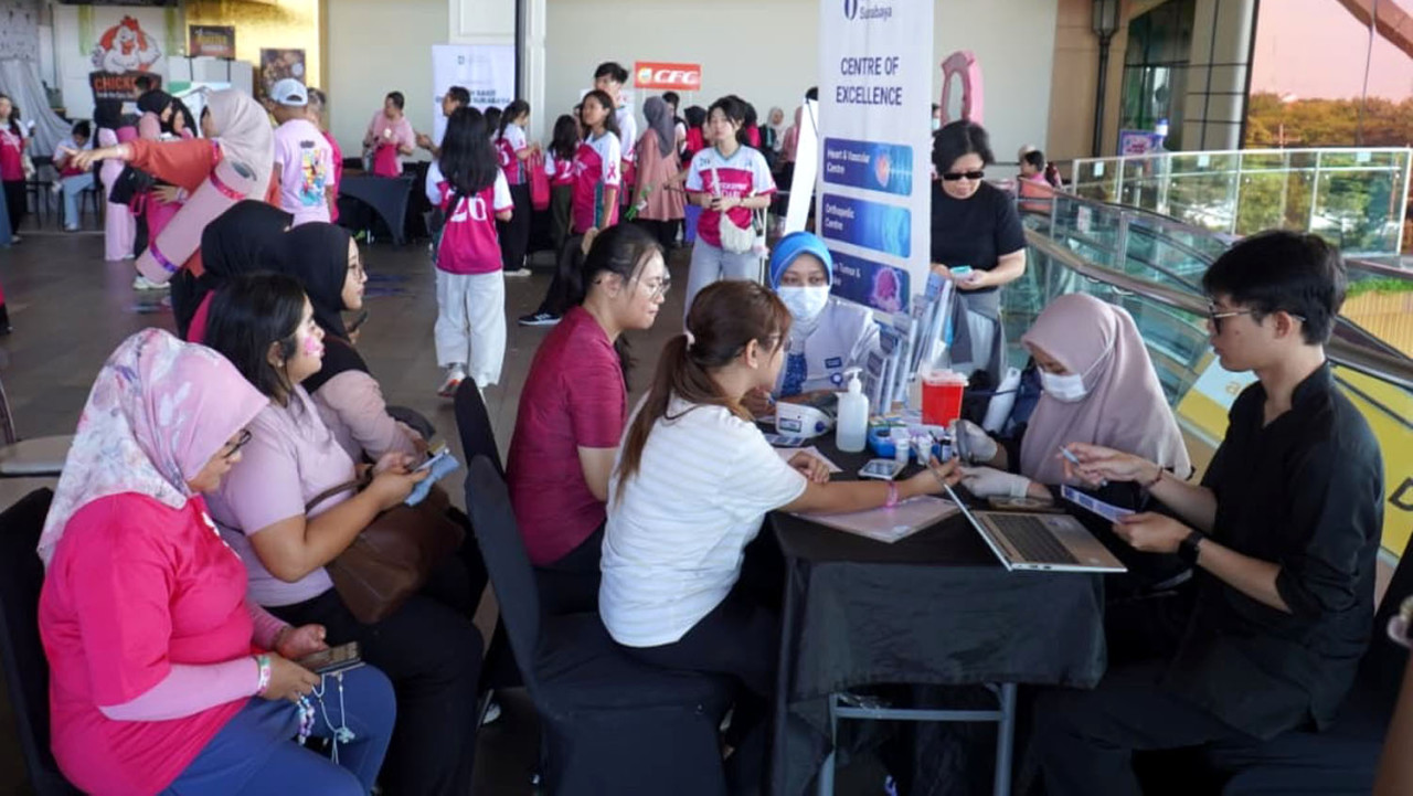 Pemeriksaan kesehatan gratis dalam Ribbon of Hope 2026, Minggu (7/6) di Trans Icon Mall Surabaya. (Foto: Humas UK Petra for jatimnow.com)
