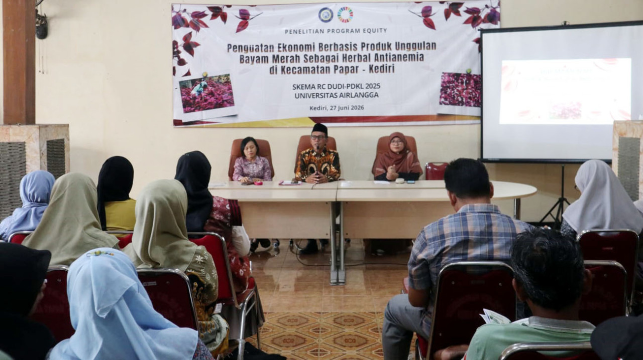 Kegiatan diseminasi hasil penelitian bertajuk Penguatan Ekonomi Berbasis Produk Unggulan Bayam Merah sebagai Herbal Antianemia di di Balai Desa Papar, Kediri. (Foto: Tim Peneliti for jatimnow.com)