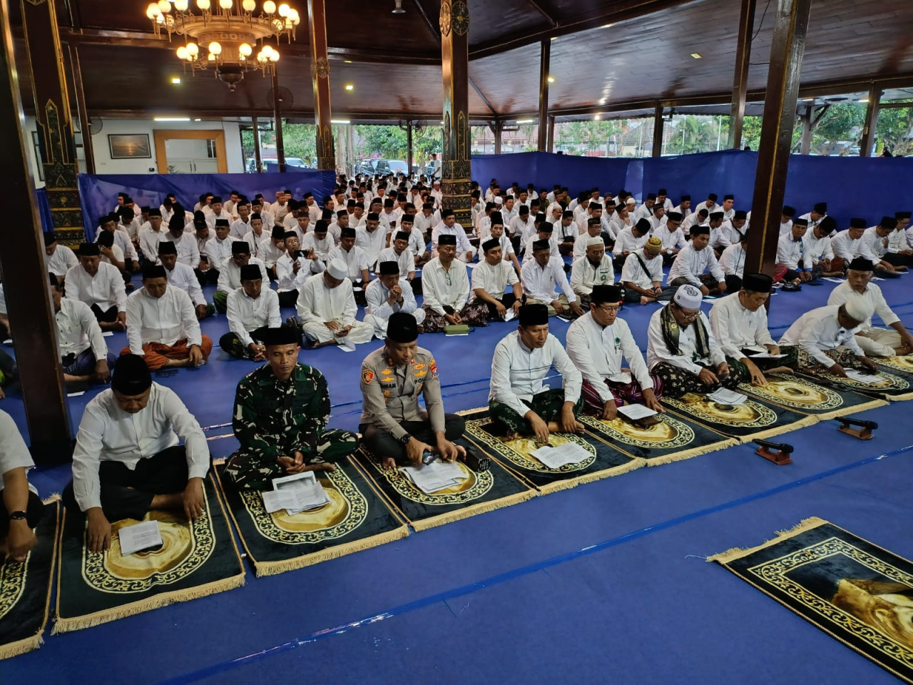 Kegiatan doa akhir dan awal tahun hijirah yang digelar di Pendopo Tulungagung. (Foto: Bramanta/jatimnow.com)