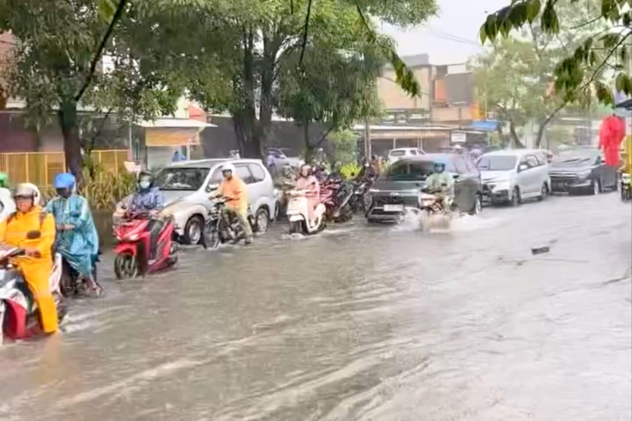 Genangan banjir di Jalan Sukomanunggal, Surabaya. (Foto Humas Pemkot Surabaya for jatimnow.com)