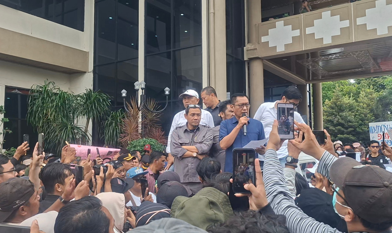 Pimpinan DPRD Jember AHmad Halim saat menemui massa. (Foto: Sugianto/jatimnow.com)