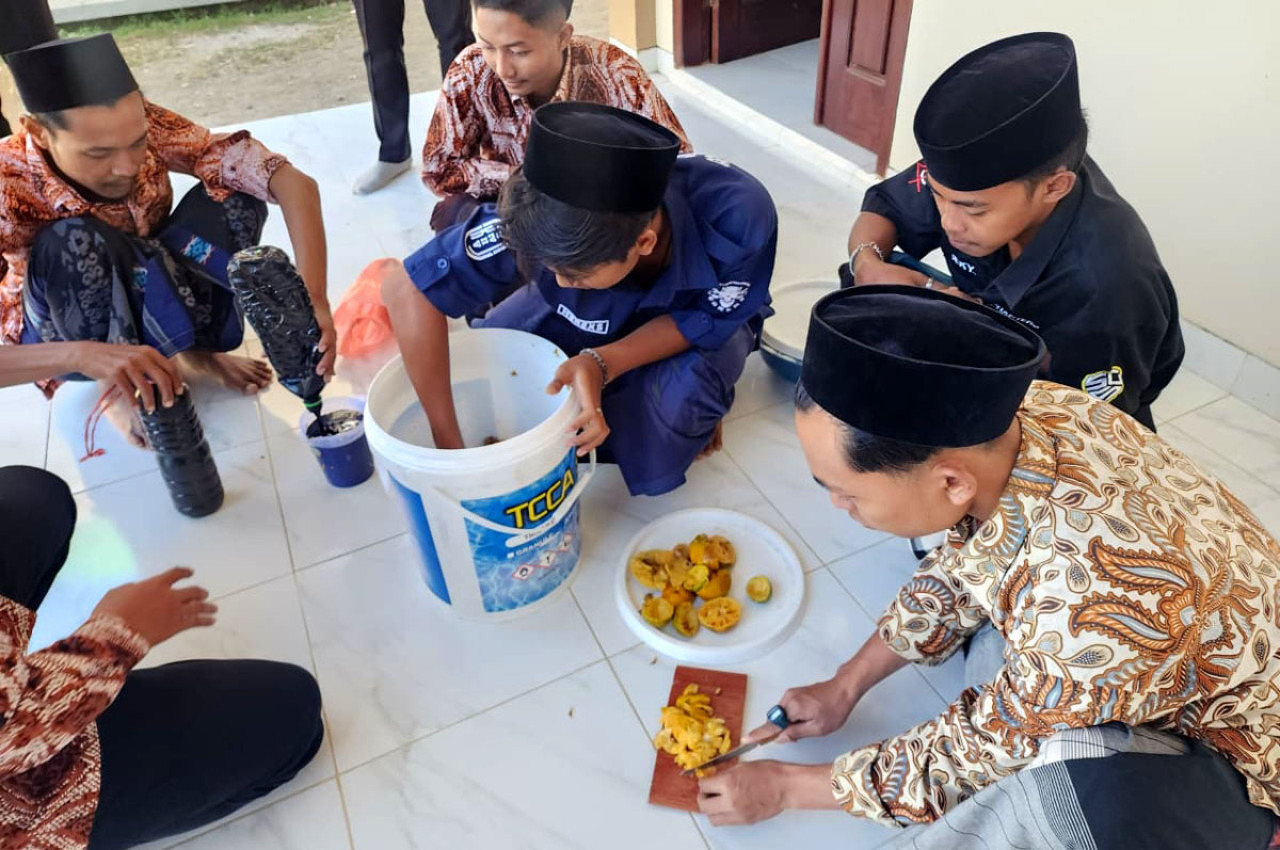 Santri Pesantren Jalaluddin Ar-Rumi Jember mengikuti edukasi lingkungan bersama Ecoton tentang mikroplastik, deforestasi, dan eco enzyme. (Foto: Ecoton for jatimnow.com)