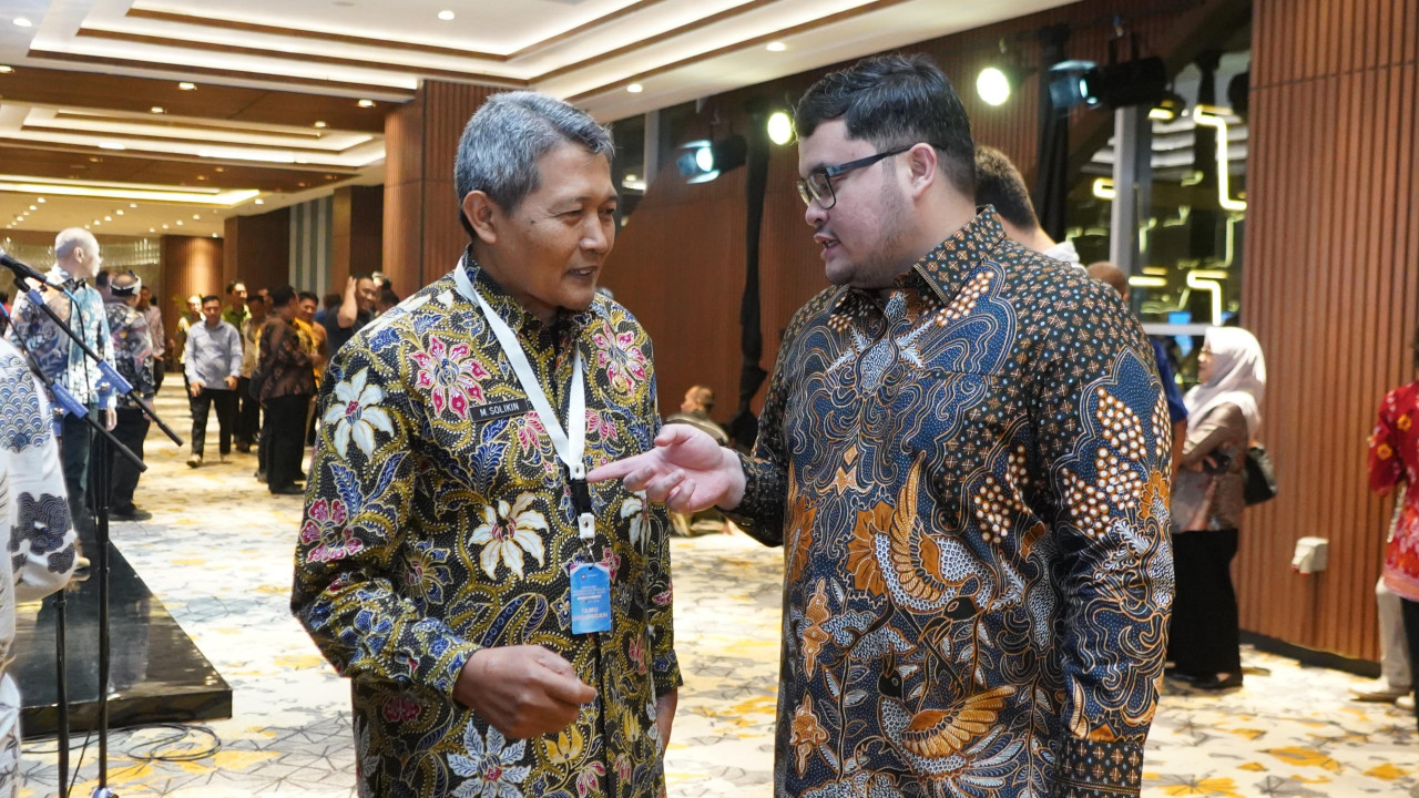 Bupati Kediri Hanindhito Himawan Pramana (kanan) bersama Sekda Solikin (kiri) saat di Jogja. (Foto: Pemkab Kediri/jatimnow.com)