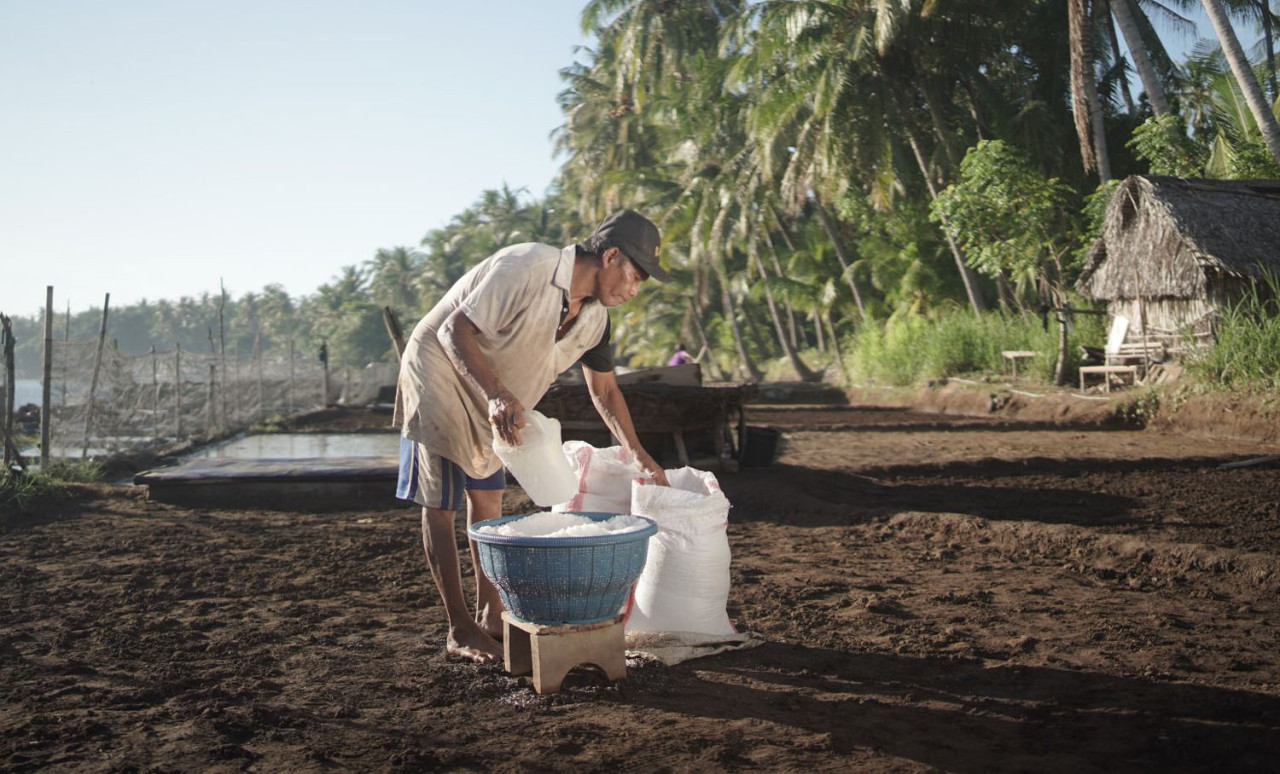 Masyarakat Desa Sejahtera Astra Desa Les mempertahankan tradisi pembuatan garam tradisional yang diwariskan secara turun-temurun. (Foto: Astra for jatimnow.com)