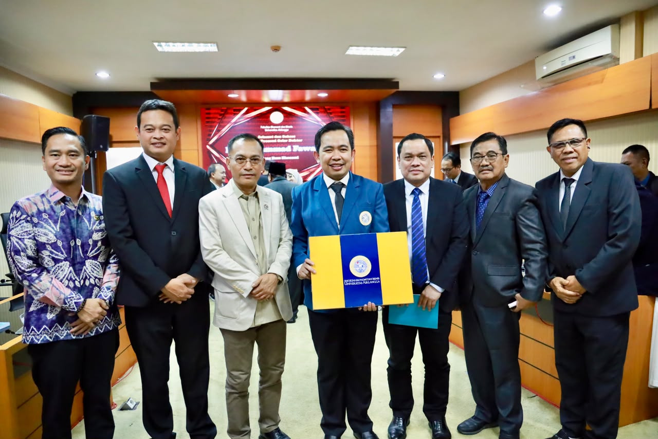 Gus Fawait usai menjalani ujian disertasi doktoral di Universitas Airlangga. (Foto: Diskominfo Jember/jatimnow.com).