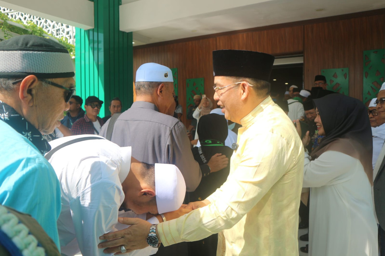 Wali kota dan Wakil Wali Kota Probolinggo sambut jemaah haji yang baru tiba. (Foto: Ide Farid/jatimnow.com)