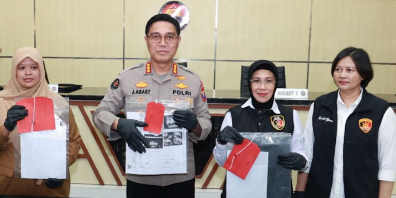 Polisi menunjukkan barang bukti kejahatan dari pelaku. (Foto: Humas Polda Jatim/jatimnow.com)