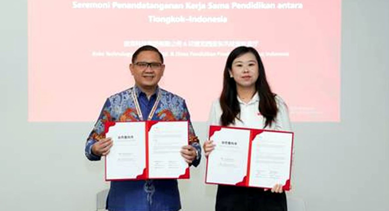 Kepala Dinas Pendidikan Jawa Timur Aries Agung Paewai bersama HGI Research Centre usai menandatangani LoI kerja sama pengembangan talenta digital dan pendidikan vokasi. (Foto: HGI Research Centre for jatimnow.com)