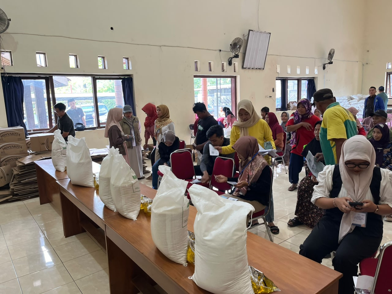 Penyaluran beras bantuan pangan yang dilakukan Bulog Tulungagung (Foto: Bulog for jatimnow.com)