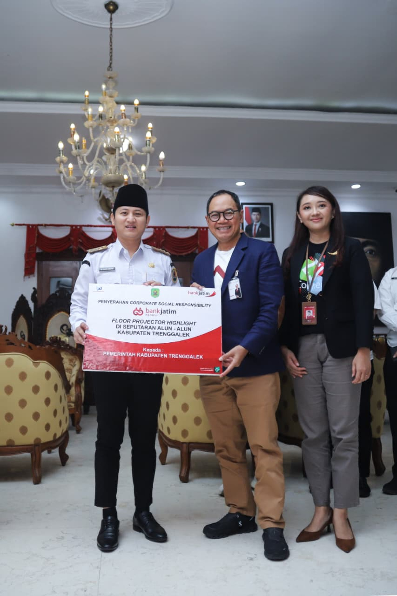 Bupati Trenggalek, Mochamad Nur Arifin saat menerima CSR dari Bank Jatim. (Foto: Prokopim for jatimnow.com)