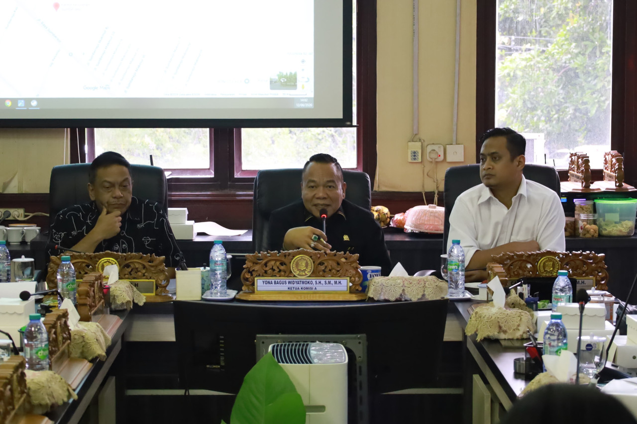 Ketua Komisi A DPRD Surabaya, Yona Bagus Widyatmoko (tengah) saat memimpin rapat di ruang komisi bersama Anas Karno (kiri) dan Cahyo Siswo (kanan) (foto: Yona for jatimnow.com)