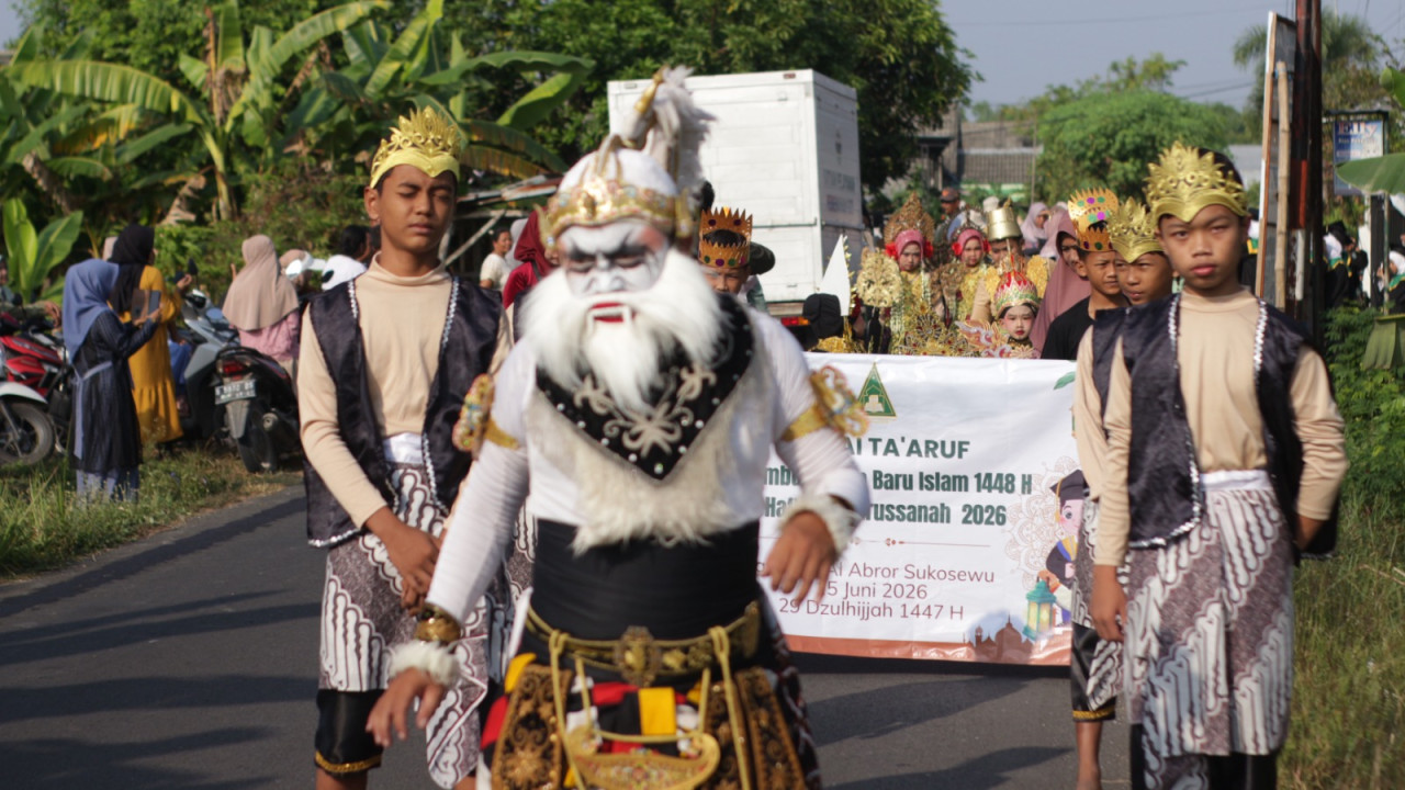 Pawai di pimpin sosok Hanoman, legenda pewayangan yang beragama Islam (foto: Abror for jatimnow.com)