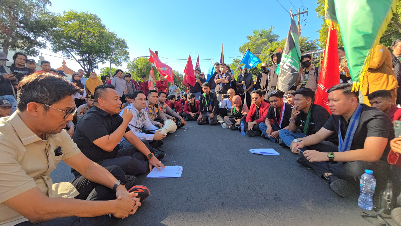 Legislator dari Fraksi Gerindra DPRD Surabaya duduk bersama mahasiswa dalam aksi unjung rasa yang tergabung dalam Cipayung Plus di depan kantor dprd (foto: Yona for jatimnow.com)