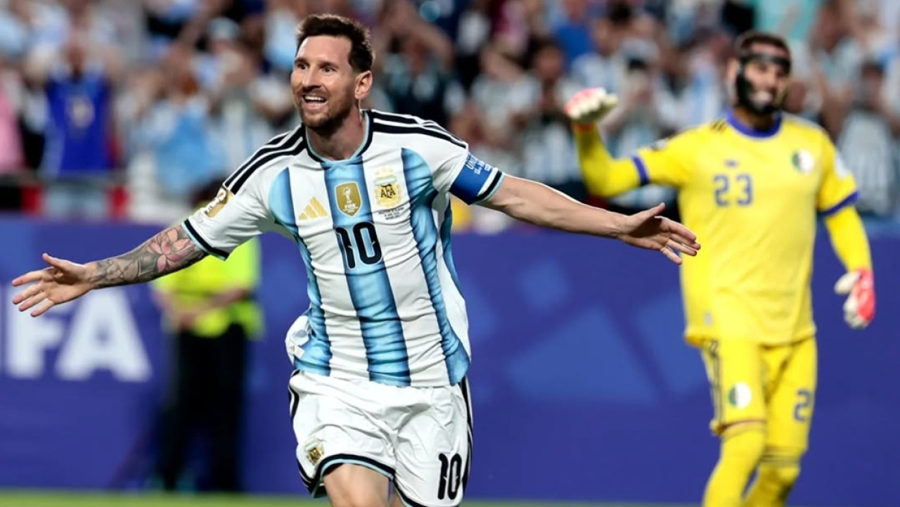 Lionel Messi usai merayakan gol ke gawang Aljazair. (Foto: instagram panditfootball)