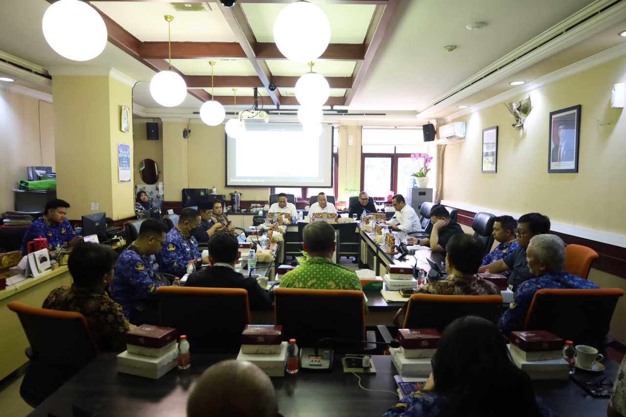 Rapat dengar pendapat antara warga Menur dan pihak gereja (foto: Yona for jatimnow.com)