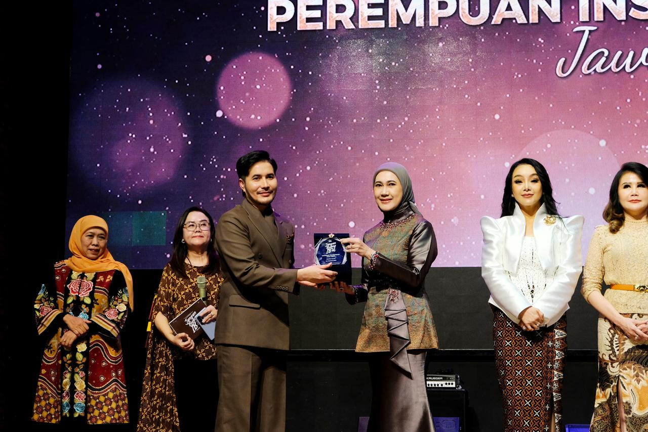 Lita Machfud Arifin, menerima penghargaan Perempuan Inspiratif Jawa Timur dalam rangkaian acara Gala Premiere Film Jangan Buang Ibu yang diselenggarakan di Surabaya, Kamis (18/6/2026).