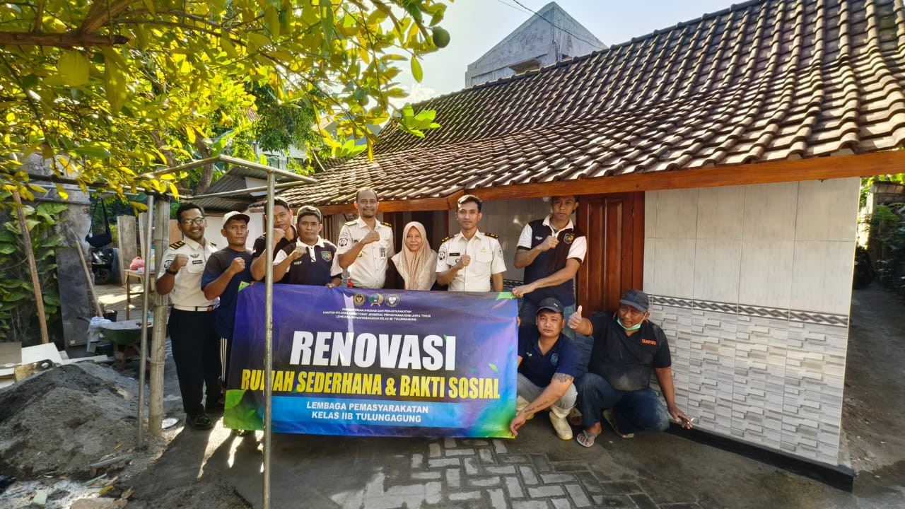 Petugas Lapas Tulungagung dan warga binaan di depan rumah yang sudah direnovasi. (Foto: Lapas Tulungagung for jatimnow.com)