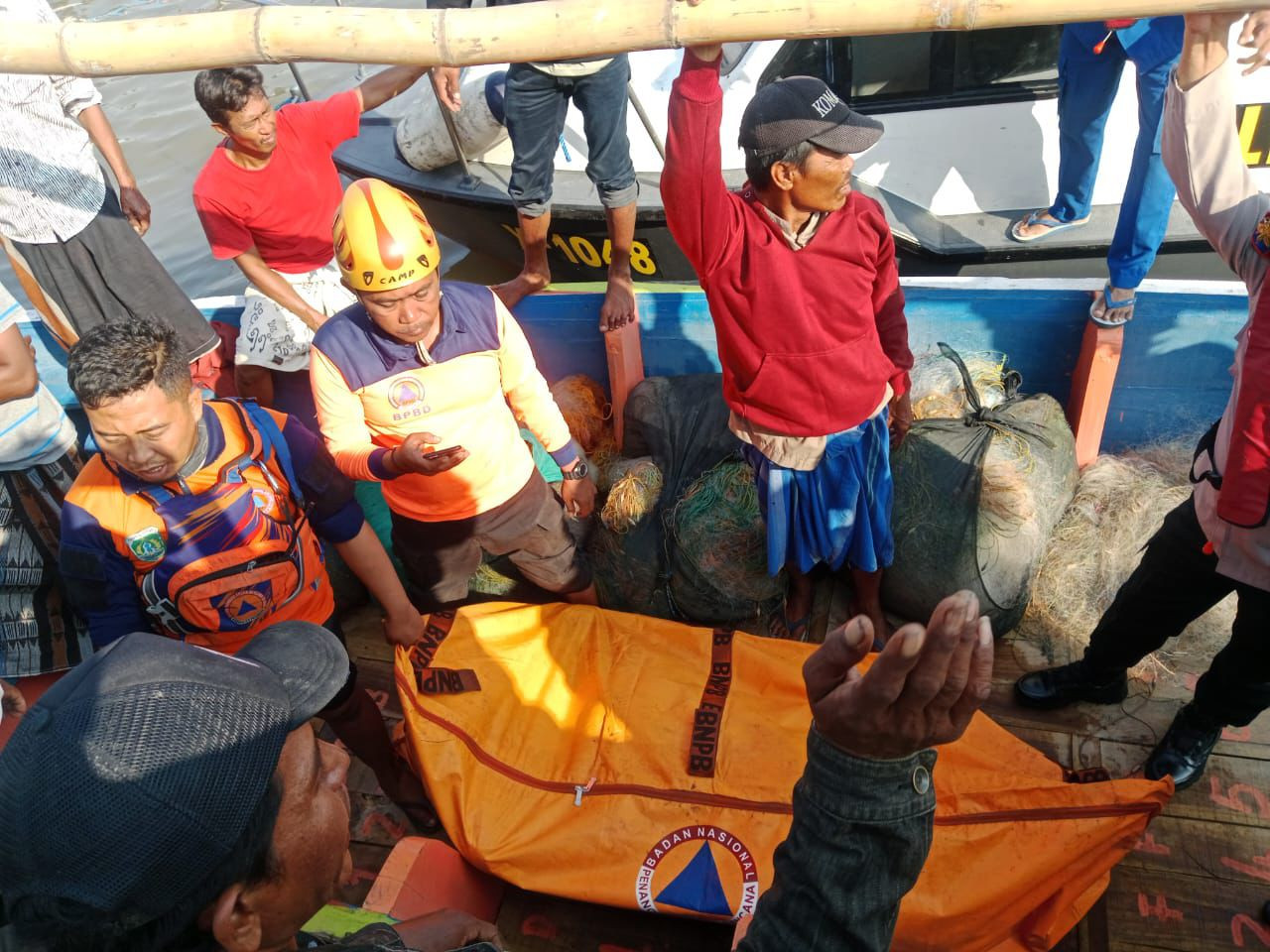 Tim SAR gabungan mengevakuasi jasad nelayan Pasuruan yang tenggelam di laut Sidoarjo. (Foto: Basarnas Surabaya for jatimnow.com)