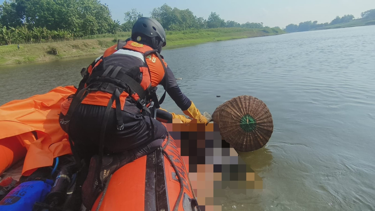 Tim SAR gabungan mengevakuasi jasad pencari ikan yang tenggelam di Sungai Bengawan Solo, Ngraho, Bojonegoro. (Foto: Basarnas Surabaya for jatimnow.com)