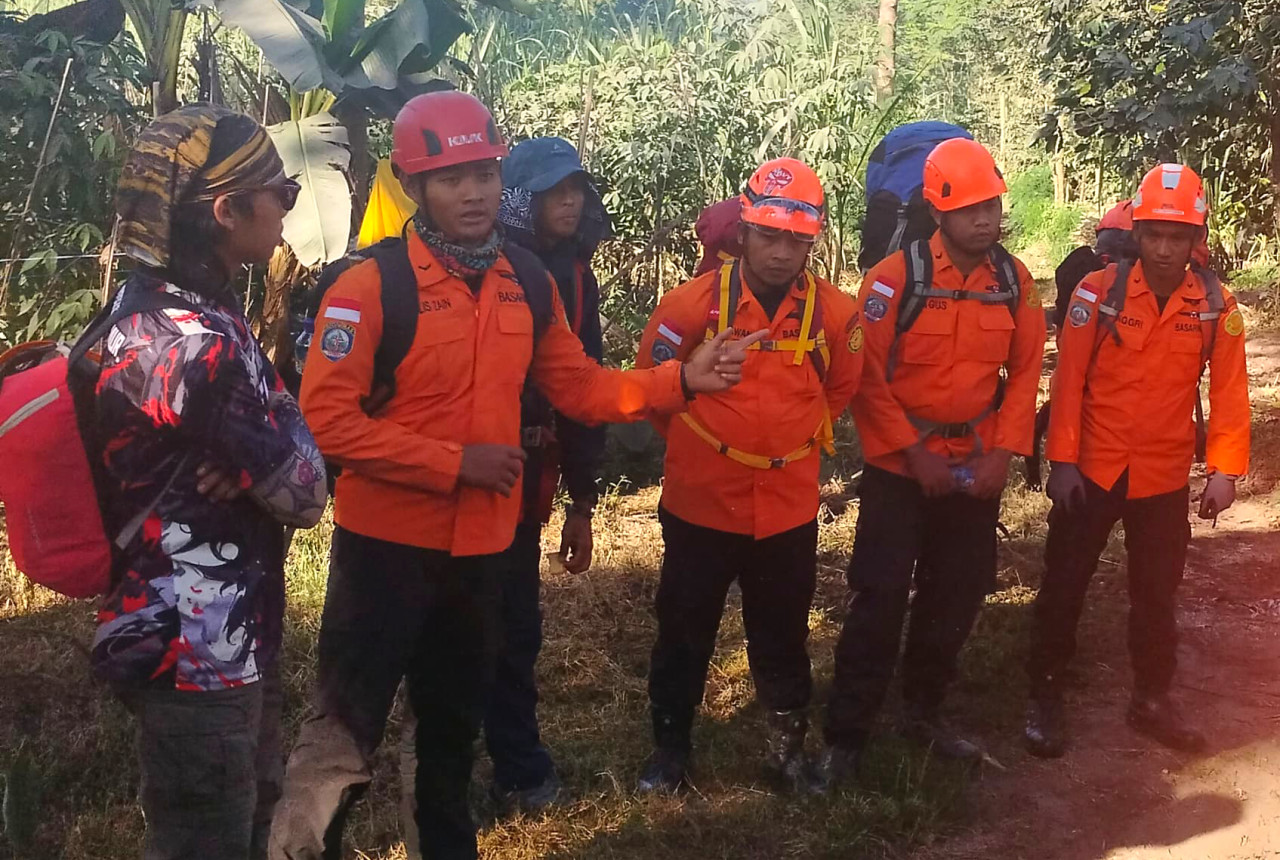 Terperosok Jurang 375 Meter, Pendaki Semeru Dievakuasi dengan Slope Rescue