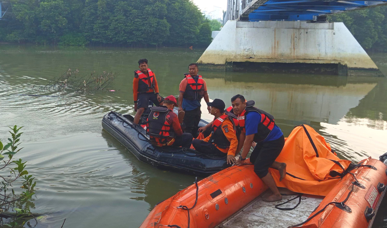 Proses evakuasi jenazah korban. (Foto: Basarnas Surabaya for jatimnow.com)