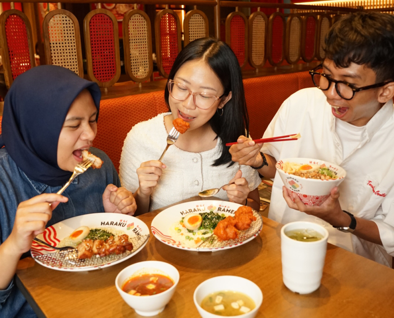 Menikmati menu baru Haraku, Premium Raishi. (Foto: Haraku for jatimnow.com)