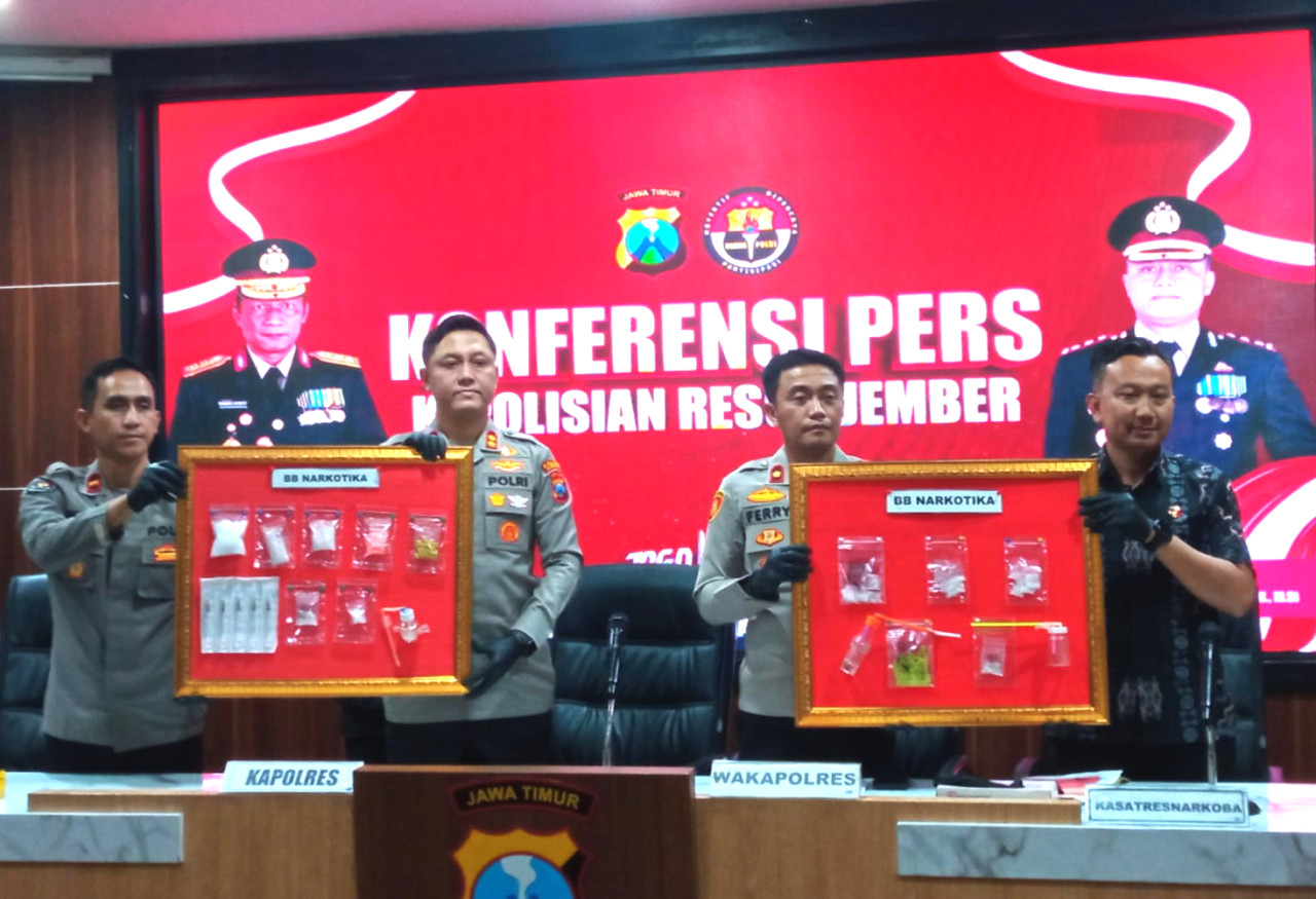 Konferensi pers pengungkapan puluhan kasus peredaran gelap narkoba di Jember. (Foto: Sugianto/ jatimnow.com)