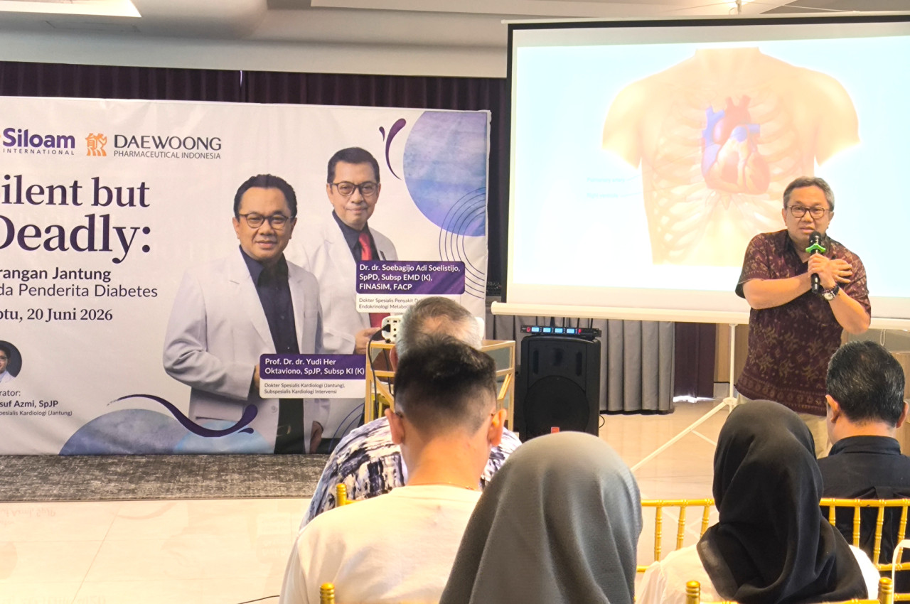 Dokter Spesialis Jantung dan Pembuluh Darah, Prof. Yudi Her Oktaviono pada acara health talk bertajuk “Silent but Deadly: Serangan Jantung pada Penderita Diabetes”. (Foto: Dadang Kurnia/ jatimnow.com)
