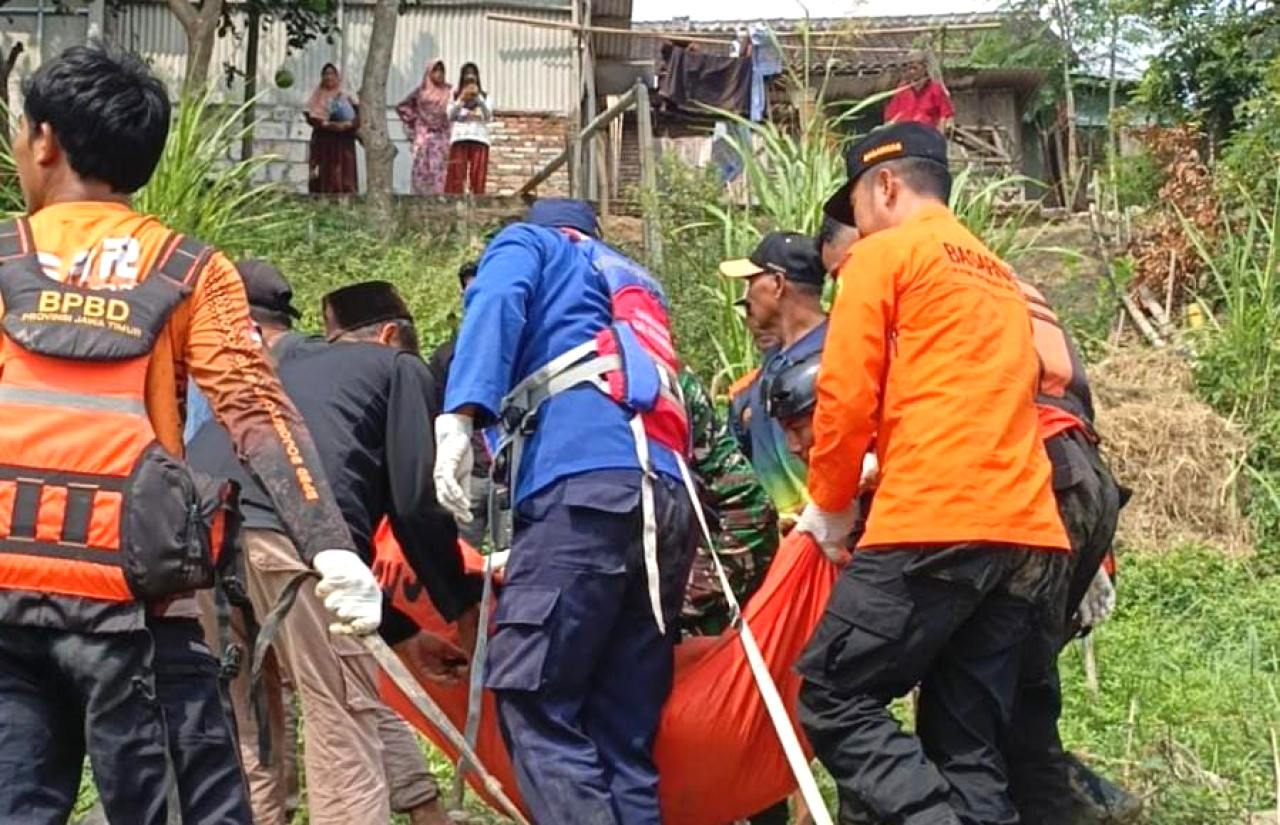 Tim SAR gabungan mengevakuasi jasad pemuda yang tenggelam di Sungai Bengawan Solo Bojonegoro, Rabu (24/6/2026).