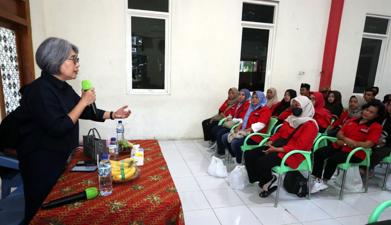 Indah Kurnia menyampaikan gagasan dalam Sosialisasi 4 Pilar Kebangsaan di Gedung Serbaguna Maerokotjo, Desa Kepuhkiriman, Kecamatan Waru, Kabupaten Sidoarjo. (Foto: Tim Media Center for jatimnow.com)
