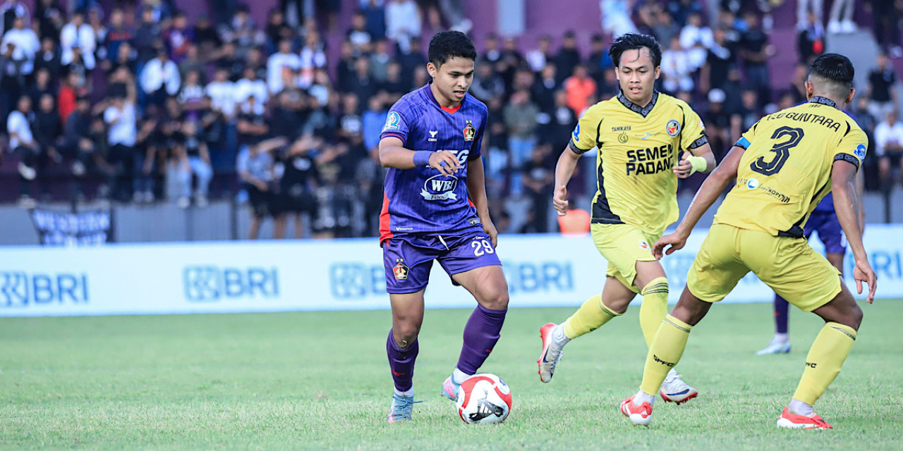 Irkham Mila saat bermain bersama Persik Kediri melawan Semen Padang. (Foto: Persik Kediri/jatimnow.com)
